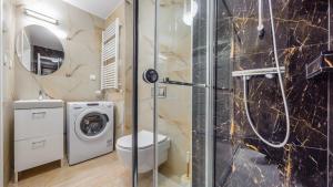a bathroom with a toilet and a shower at Prywatne apartamenty Sun & Snow w obiekcie Ustronie Apartments in Ustronie Morskie