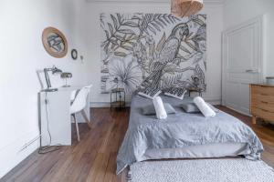 una camera con letto e parete con murale di Résidence Epinat II - Appartements centre - Parking a Vichy