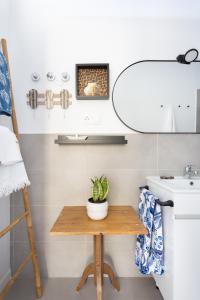 uma pequena mesa numa casa de banho com lavatório em Home2Book Design & Breathtaking Sea Views El Porís em Poris de Abona
