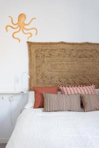Postel nebo postele na pokoji v ubytování Home2Book Design & Breathtaking Sea Views El Porís
