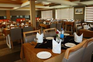 una sala da pranzo con tavolo, piatti e bottiglie d'acqua di Capital Park Residency a Trivandrum