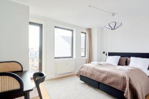 una camera bianca con un letto e una finestra di Stylish 2BR w Private Balcony in CPH City Centre a Copenaghen