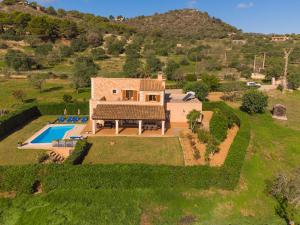 een luchtzicht op een huis met een zwembad bij Finca Roca Blanca in S'Horta