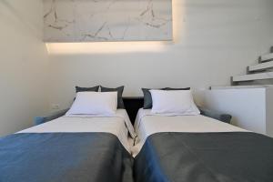 2 Betten nebeneinander in einem Zimmer in der Unterkunft Rihios Hotel in Stavros
