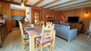Kuchyň nebo kuchyňský kout v ubytování Chalet la Vie est Belle - Magical escape - Swiss Alps + 23 fotografií