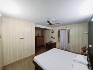 een slaapkamer met een groot wit bed in een kamer bij Green Diamond Homestay in Dehradun