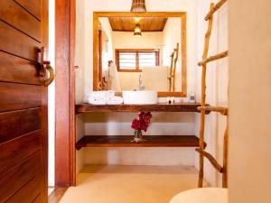 La salle de bains est pourvue d'un lavabo et d'un miroir. dans l'établissement Vilarejo Preá, à Prea