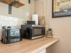 a microwave and a toaster oven sitting on a counter at Pass the Keys 2 Bedroom chalet Fully equipped with Parking WiFi in Pembroke