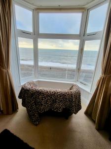 Una habitación con una gran ventana con vista al mar. en Stunning Aberystwyth South Beach Apartment, en Aberystwyth