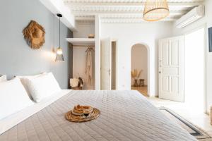 Posteľ alebo postele v izbe v ubytovaní Haka Suites Mykonos Town