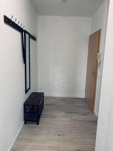 een hal met een tafel en een deur in een kamer bij modernes 1-Raum Apartment für Monteure (WORK 1) in Cottbus