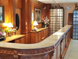 una sala per la degustazione di vini fatti in casa con un grande ripiano in marmo di The Chanthong Residence and Hotel Pattaya a Pattaya Sud