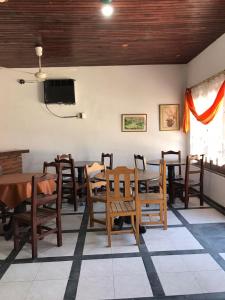 una sala da pranzo con tavoli e sedie in legno di HOTEL FERMOZA a Formosa