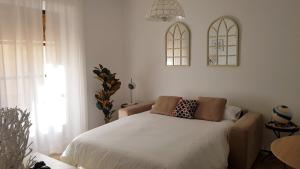 A bed or beds in a room at Duquesa María Apartamento en el corazón de Granada
