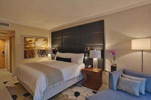 InterContinental At Doral Miami by IHG客房内的一张或多张床位