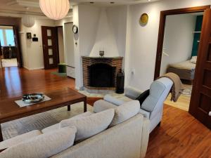 卡特琳娜霍爾姆的住宿－Luxury apartment 130 m2，客厅设有两张沙发和一个壁炉