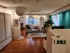 卡特琳娜霍爾姆的住宿－Luxury apartment 130 m2，客厅配有沙发和桌子