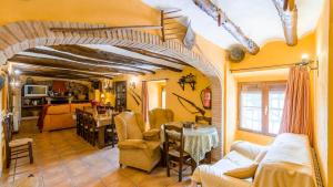 - un salon avec une arche dans une maison dans l'établissement Cortijo El Encinar de Cobo Martos by Ruralidays, à Fuensanta de Martos