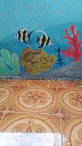 ein Gemälde von Fischen an der Decke eines Gebäudes in der Unterkunft FRANGKY HOMESTAY in Manado