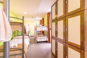 Dormitorio con literas en habitación compartida en Albergue "El Río", en Cella 37 fotos más