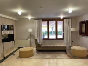 salon z krzesłem i oknem w obiekcie Parador de Puebla de Sanabria w mieście Puebla de Sanabria