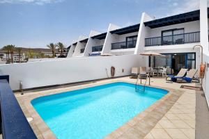 a swimming pool on the roof of a house at Malvasia 22 in Puerto Calero