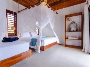 um quarto com 2 camas e um espelho em Vilarejo Preá em Praia do Preá