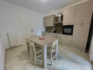kuchnia ze stołem i krzesłami w pokoju w obiekcie Casa Anima Rosa w mieście Monopoli