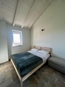 a bedroom with a large bed and a couch at Agriturismo Fattoria Primaluce - Appartamento Quercia in Spino dʼAdda