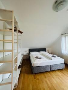een slaapkamer met een bed en een boekenplank bij Ferienwohnung Ramsbacher in Velden am Wörthersee