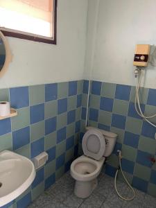 łazienka z toaletą i umywalką w obiekcie Sook Jai Guest House w mieście Chiang Rai