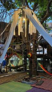 einen Spielplatz mit einem Netz um einen Baum in der Unterkunft Sook Jai Guest House in Chiang Rai