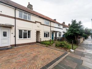 a row of houses on a brick street at Pass the Keys Comfortable 2bedroom home with free parking in Twickenham