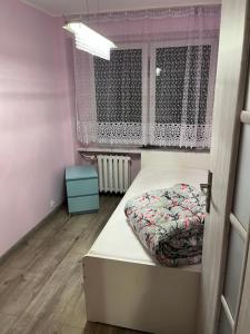 Habitación pequeña con cama y ventana en Apartament 75 w Centrum! Okulickiego!, en Stalowa Wola