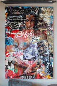 Eine Zeitschrift mit einem Mann auf dem Cover in der Unterkunft Le Terrazze Baveno in Baveno