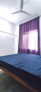 Un dormitorio con una cama azul y una ventana en Ola Goa en Mandrem