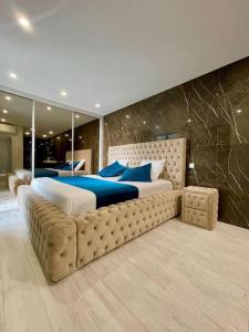 una grande camera da letto con un grande letto con cuscini blu di Nova Mansão LA ad Arcozelo
