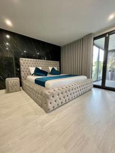 una camera da letto con un grande letto con cuscini blu di Nova Mansão LA ad Arcozelo