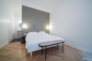 Łóżko lub łóżka w pokoju w obiekcie Parisuites Central Grands boulevards Design Folies Bergères