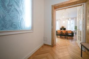 jadalnia ze stołem i obrazem na ścianie w obiekcie Parisuites Central Grands boulevards Design Folies Bergères w Paryżu