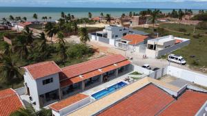 uma vista aérea de uma casa e da praia em Joias do Nordeste - Chalés para Temporada em Touros