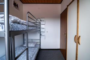 Zimmer mit 2 Etagenbetten und einer Tür in der Unterkunft Apartment Bišćan Samobor in Samobor
