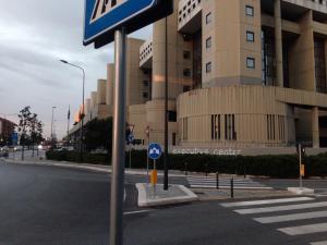 um sinal de rua em frente a um grande edifício em Executive center rooms em Bari