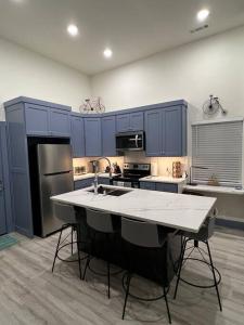 Η κουζίνα ή μικρή κουζίνα στο Perfectly located 2 bed/2 full bathroom/1 sofa bed