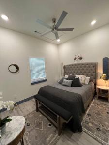 Ένα ή περισσότερα κρεβάτια σε δωμάτιο στο Perfectly located 2 bed/2 full bathroom/1 sofa bed