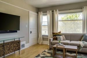 uma sala de estar com um sofá e uma televisão de ecrã plano em Painted Hills em Portland