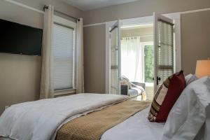 um quarto com uma cama grande e uma janela em Painted Hills em Portland