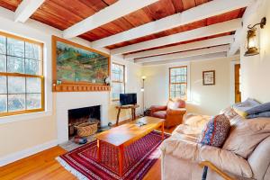 Riverside Cottage في وودستوك: غرفة معيشة مع أريكة ومدفأة