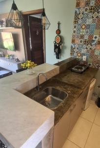 eine Küche mit Spüle und Arbeitsplatte in der Unterkunft Villas BobZ in Barrinha