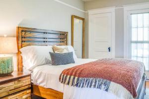 sypialnia z dużym łóżkiem z drewnianym zagłówkiem w obiekcie Angel's Rest w mieście Portland